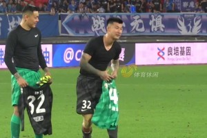 好兄弟！泰山2-1武汉三镇，王大雷、刘殿座赛后交换球衣并合影